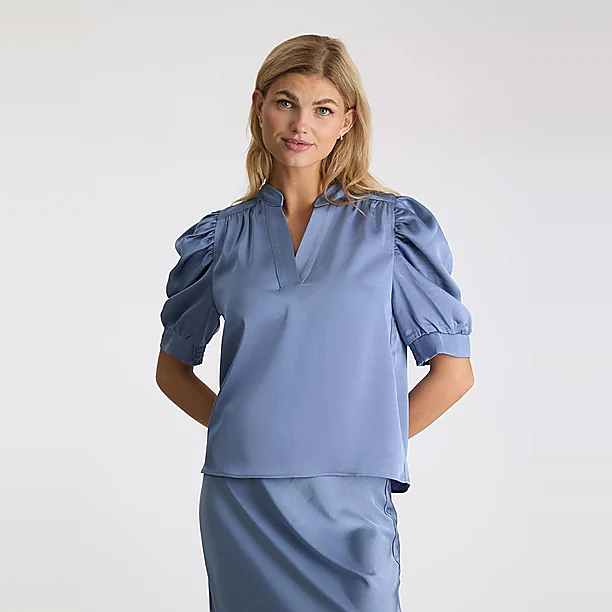 ROELLA HEAVY SATEEN BLOUSE Licht Blauw