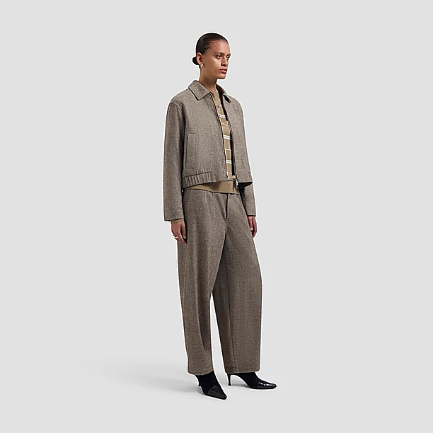 WOOL HERRINGBONE BARREL LEG PANT Licht Bruin