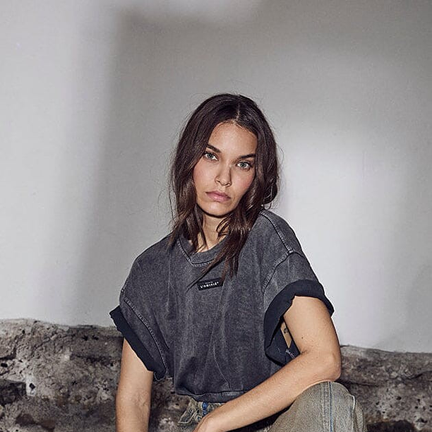 ROMIE ACID PLEAT TEE Zwart